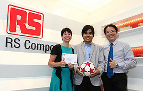 คุณสมชาย มุนินตา วิศวกรจากประเทศไทยคว้ารางวัลทริปเดินทางสำหรับสองท่าน เพื่อเข้าชมการแข่งขันฟุตบอลโลกเอฟเอคัพ 2013 รอบชิงชนะเลิศ ณ กรุงลอนดอน